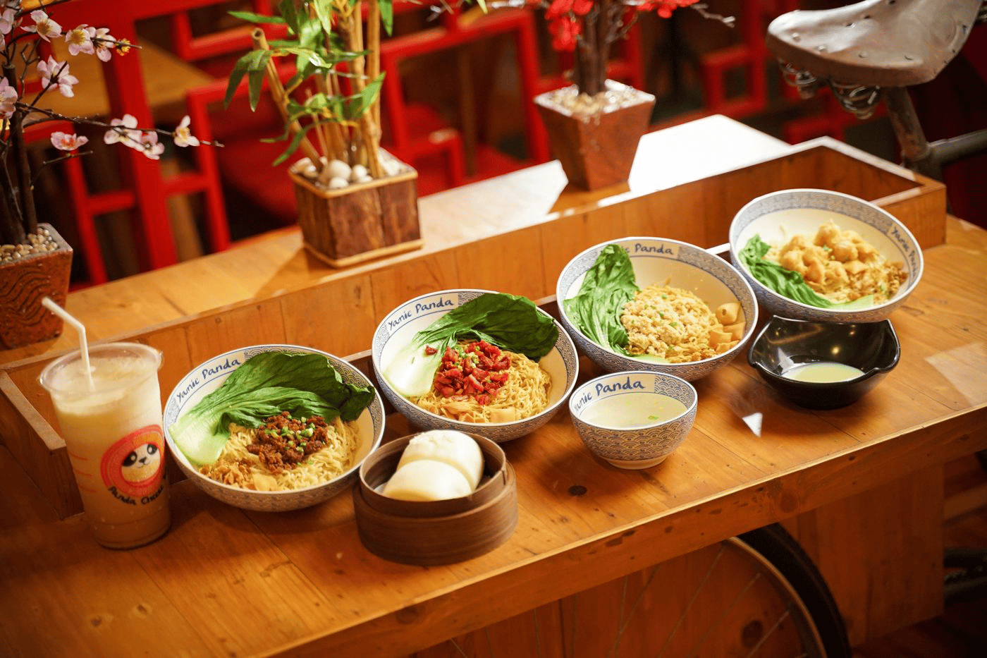 Suasana restoran dengan mangkuk mie di meja
